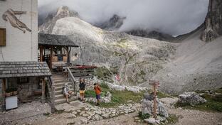 Ein Mann und zwei Frauen wandern in den Sextner Dolomiten
