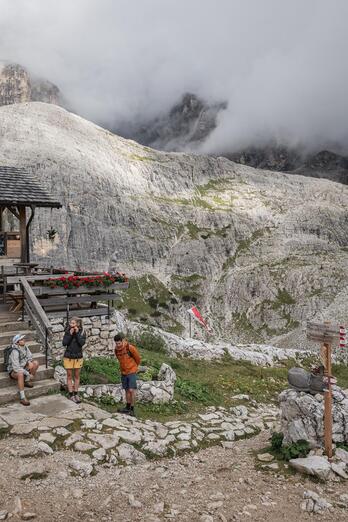 Ein Mann und zwei Frauen wandern in den Sextner Dolomiten