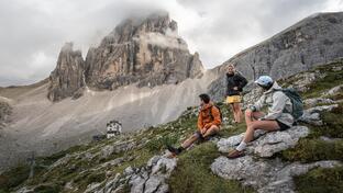 Ein Mann und zwei Frauen wandern in den Sextner Dolomiten