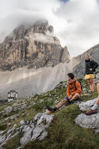 Ein Mann und zwei Frauen wandern in den Sextner Dolomiten