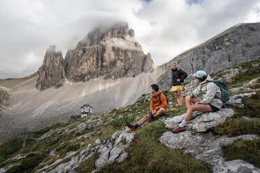 Ein Mann und zwei Frauen wandern in den Sextner Dolomiten