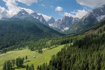 Almwiesen umgeben von den Dolomiten