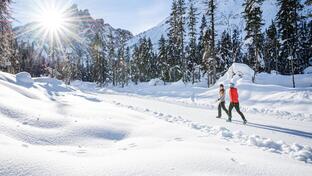Zwei Frauen wandern im Schnee