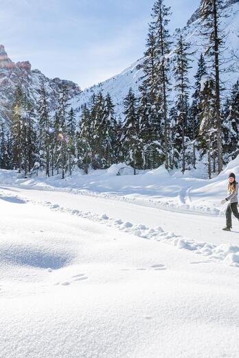 Zwei Frauen wandern im Schnee