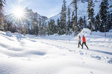 Zwei Frauen wandern im Schnee