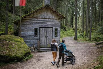 Ein Mann und eine Frau wandern mit ihrem Baby