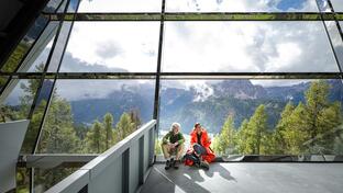 Reinhold Messner und eine Frau sitzen im Reinhold Messner Haus