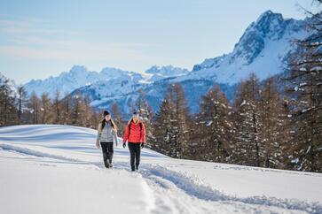 Zwei Frauen wandern im Schnee