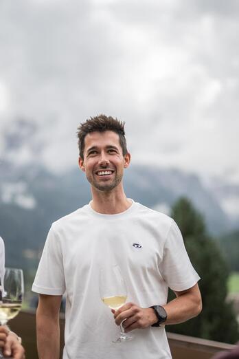 Eine Gruppe von Personen genießt ein Glas Weißwein