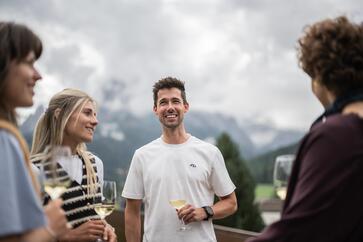Eine Gruppe von Personen genießt ein Glas Weißwein