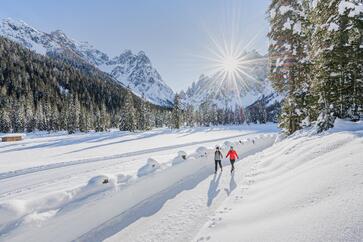 Zwei Frauen wandern im Schnee