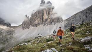 Ein Mann und zwei Frauen wandern in den Sextner Dolomiten