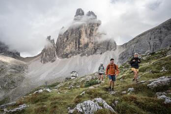 Ein Mann und zwei Frauen wandern in den Sextner Dolomiten