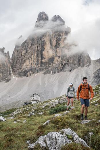 Ein Mann und zwei Frauen wandern in den Sextner Dolomiten