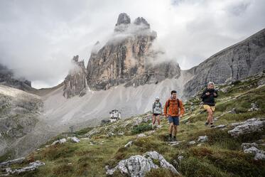 Ein Mann und zwei Frauen wandern in den Sextner Dolomiten