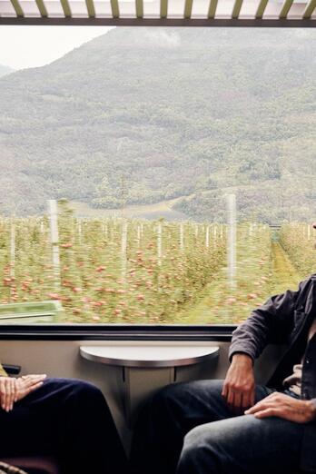 Ein Mann und eine Frau sitzen im Zug