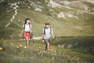 Ein Mann und eine Frau sind beim Wandern unterwegs
