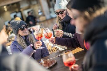 Eine Gruppe von Personen trinkt einen Aperol Spritz