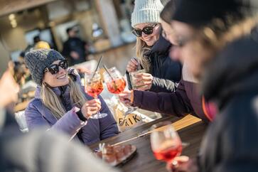 Eine Gruppe von Personen trinkt einen Aperol Spritz