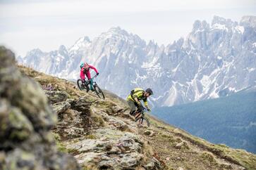 Zwei Mountainbiker in den Dolomiten