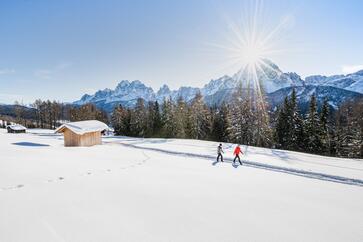 Zwei Frauen wandern im Schnee