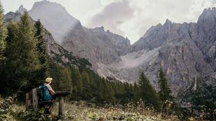 Eine Frau blickt auf die Dolomiten