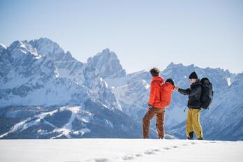 Ein Mann und eine Frau wandern im Schnee